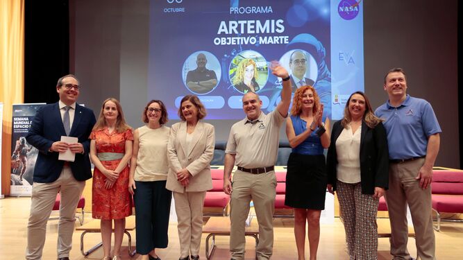 Foto de familia con los ponentes de la jornada sobre el Programa Artemis, en la Escuela Técnica Superior de Ingeniería de Sevilla.