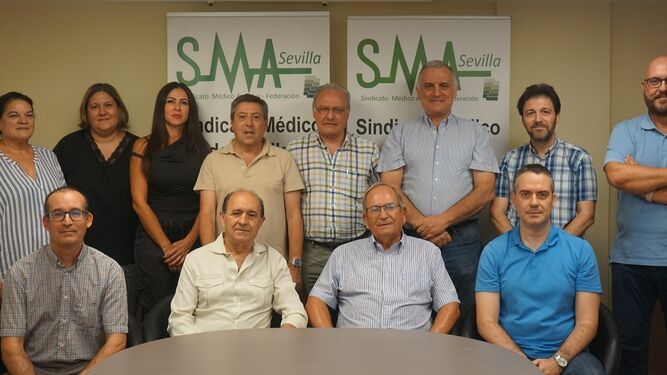 Foto de familia del equipo directivo del Sindicato Médicos de Sevilla, con Antonio Bizcocho Pérez de pie en el centro.