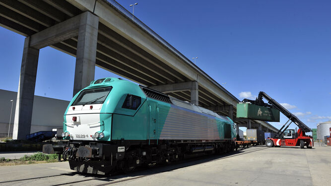 La obra del acceso directo del tren al Puerto de Sevilla acumula un retraso de un año y tres meses