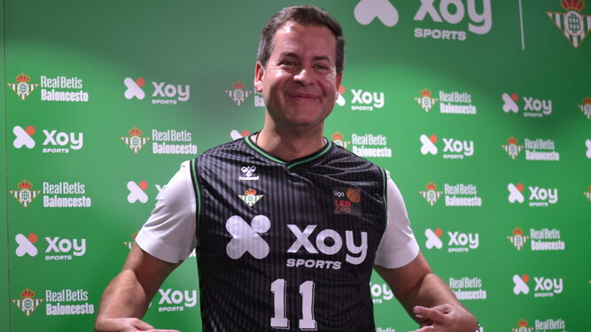 Carlos Lazo, sonriente con la camiseta del XOY Betis Baloncesto.