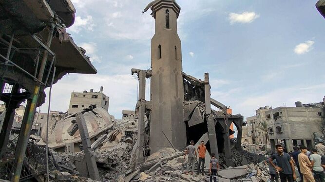 Palestinos inspeccionan los daños tras un bombardeo contra una mezquita en la ciudad de Gaza.