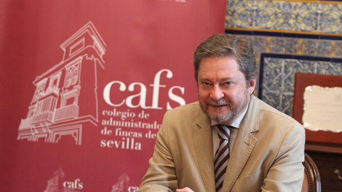 Premio a Rafael del Olmo, administrador de fincas  de Sevilla, por su labor en el gremio nacional a favor de la profesión