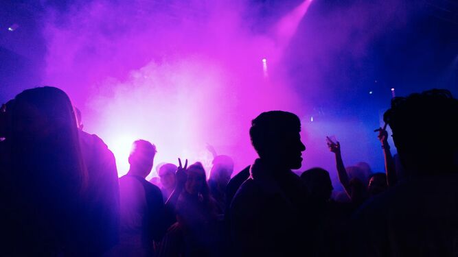 Un grupo de jóvenes bailan en una discoteca, en una imagen de archivo.