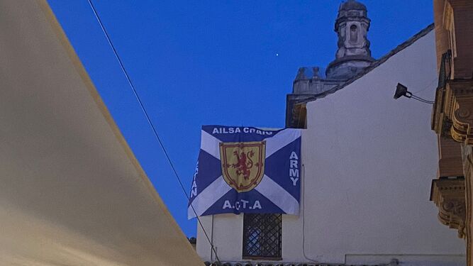 Una bandera de Escocia en la iglesia del Salvador