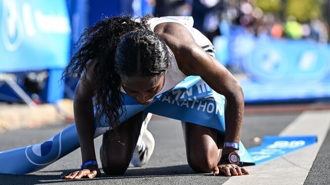 La etíope Tigst Assefa, tras batir el récord mundial de maratón femenino.