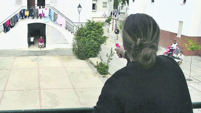 Imagen de archivo de 2004. La madre de la mujer de Andrés R. señala con un cuchillo a la abuela del asesino en la barriada de El Tinte, en Utrera.