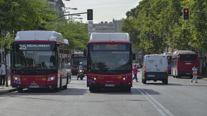 Condenan a Tussam a indemnizar con 1.200 euros a una viajera accidentada al bajar del autobús