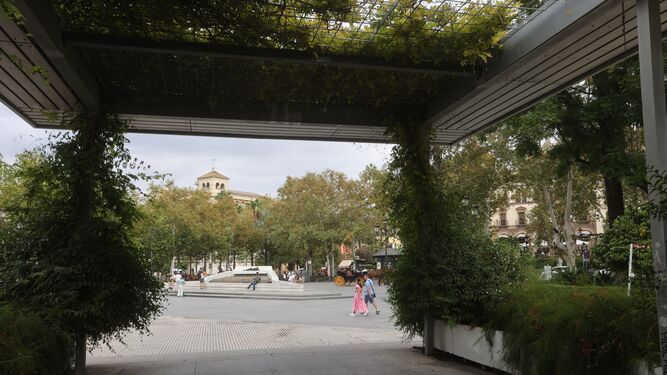 La pérgola, junto a la fuente de mármol y el hotel Alfonso XIII, se localiza en el sector protegido de la Exposición de 1929.