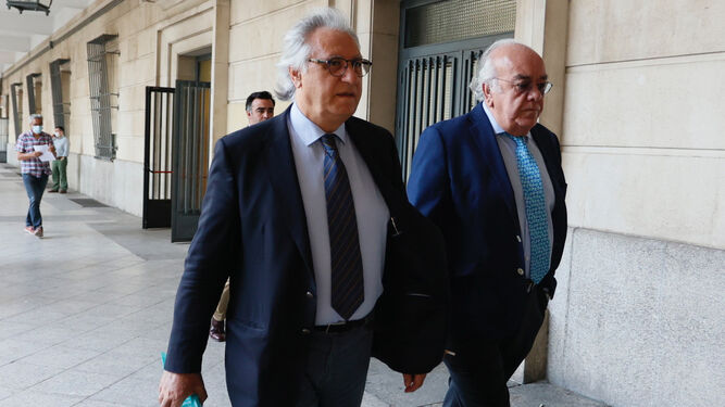 El ex concejal de Jerez Francisco Camas, con su abogado en los juzgados de Sevilla.