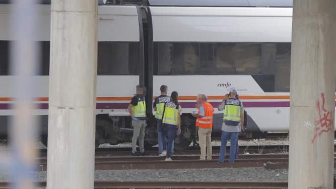 La policía inspecciona el tren donde se ha encontrado el cuerpo