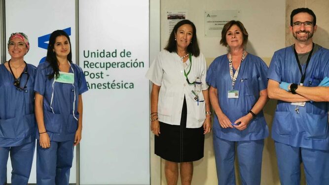 Anestesiólogos que han participado en la comunicación científica premiada. De izquierda a derecha: Reyes Martínez, Clara Venegas, la jefa del servicio de Anestesia Mercedes Echevarría, Carmen Pérez y José Luis Laguillo.