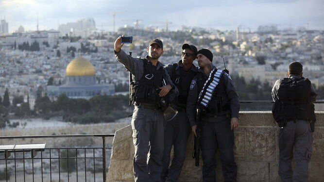 Policía israelí haciéndose una foto en el Monte de los Olivos de Jerusalén.