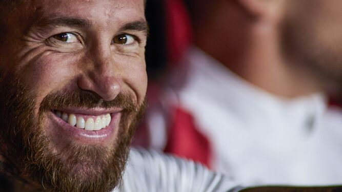 Sergio Ramos sonríe a cámara desde el banquillo del Sevilla.