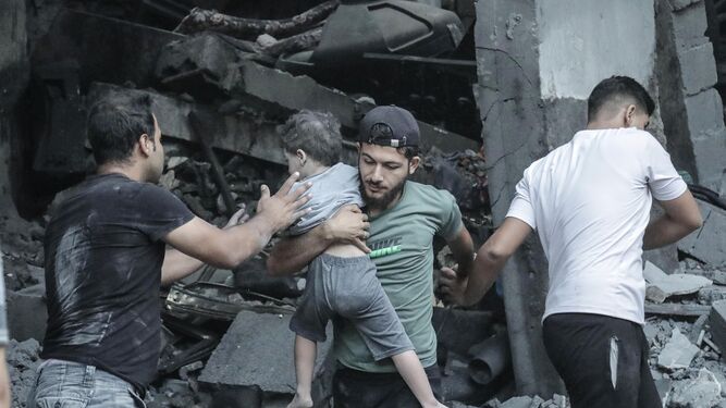 Rescate de víctimas tras la destrucción de un edificio en Gaza