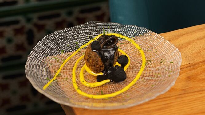 La croqueta de txipirones con alioli de azafrán del restaurante Amara.