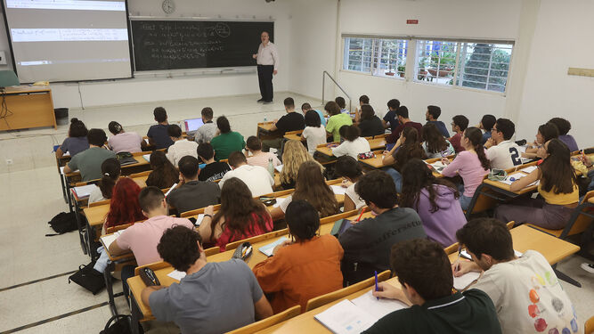 Un aula de la Facultad de Matemáticas de la US, repleta de alumnos.