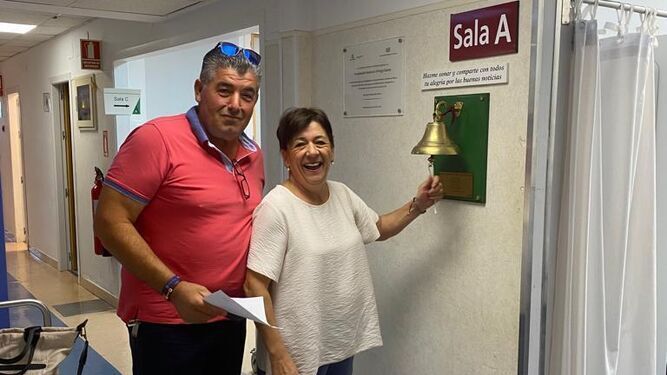 Francisca Ruiz junto a su marido el día que tocó la ‘Campana de los Sueños’ tras acabar la radioterapia.