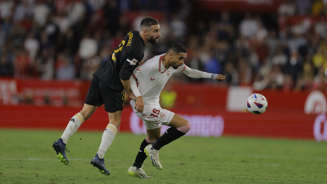 Carvajal agarra a En-Nesyri, ambos fueron protagonistas en los dos goles del partido, pasivo en el caso del marroquí.