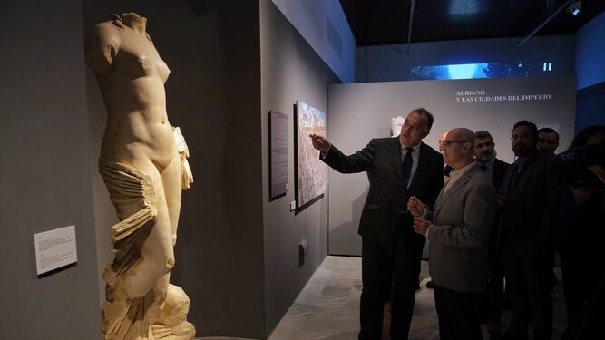 El consejero de Turismo, Cultura y Deporte, Arturo Bernal, en la muestra 'Itálica. Ciudad ceremonial'.