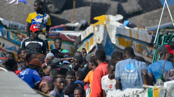 Inmigrantes subsaharianos en el puerto de El Hierro.