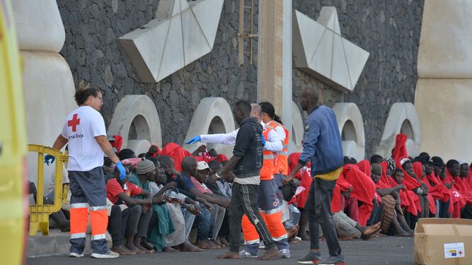 Miembros de Cruz Roja atienden a los inmigrantes llegados a Canarias.