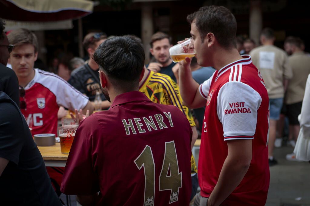 Aficionados del Arsenal en Sevilla
