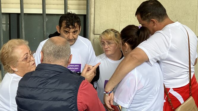 Los padres de Rocío Cáiz escuchan a varios familiares y amigos junto a la Audiencia de Sevilla, el pasado lunes.