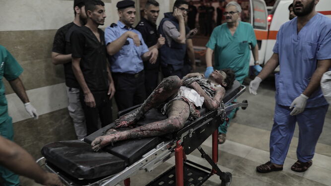 Un palestino herido es trasladado al hospital durante la noche.