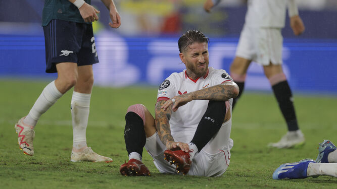 Sergio Ramos se queja en el suelo en el partido ante el Arsenal.
