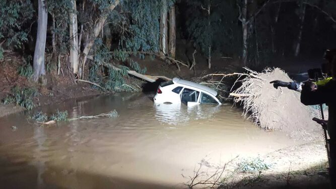 Rescatan a un conductor que intentó cruzar el río Guadaíra en un tramo de poco caudal