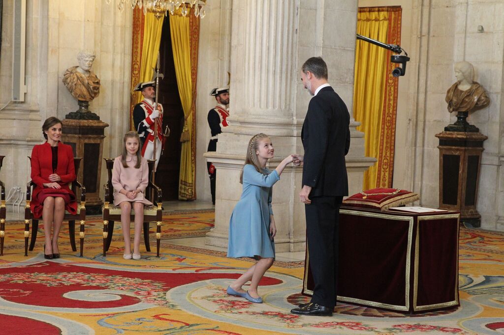 La princesa recibe el Tois&oacute;n de Oro de manos de su padre en el a&ntilde;o 2018