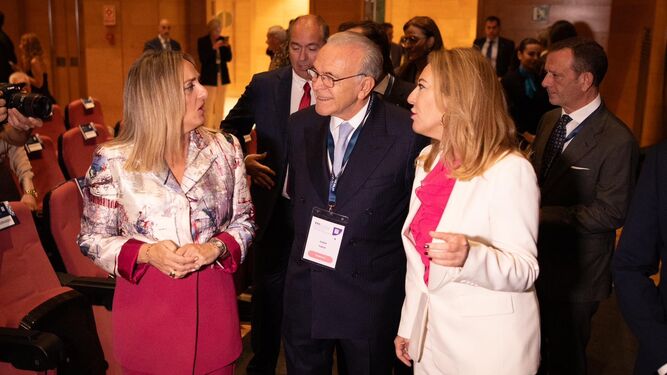 Isidro Fainé, con la alcaldesa de Granada y la consejera de Economía, en la apertura del congreso de CEDE.