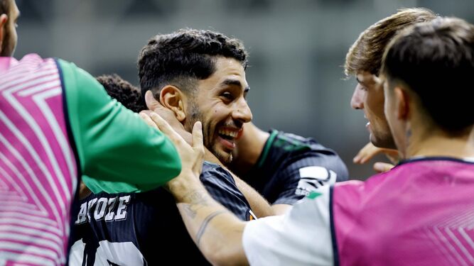 Ayoze es felicitado por sus compañeros tras conseguir el gol del triunfo verdiblanco.