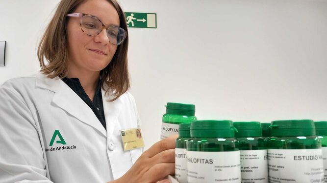 La neuróloga Soledad Pérez Sánchez, coordinadora Unidad de Ictus del Hospital Virgen Macarena, junto a los frascos con salicornia usados en este estudio.