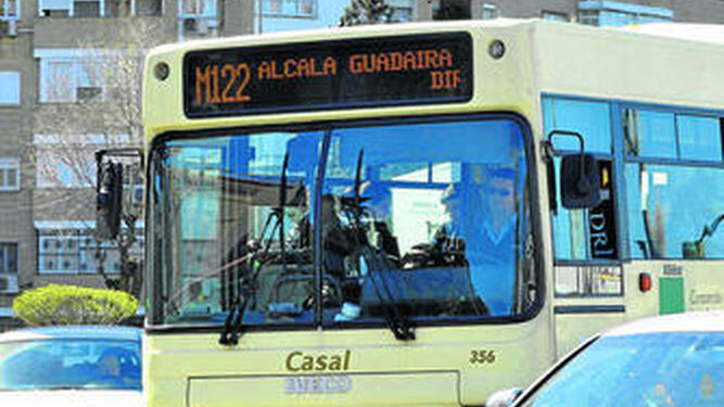 El Ayuntamiento de Alcalá y los vecinos solicitan al Consorcio el refuerzo de las líneas M121 y M122