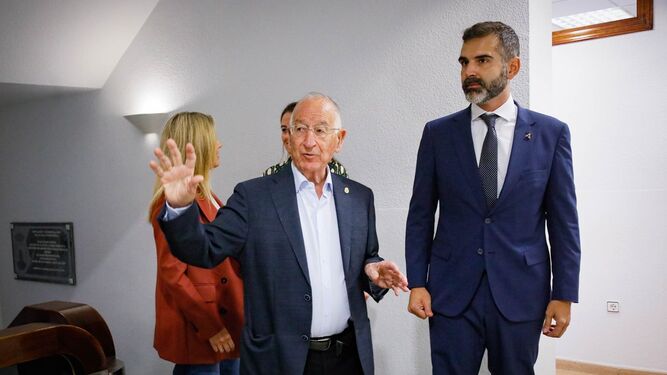 Ramón Fernández-Pacheco junto al alcalde de Roquetas de Mar, Gabriel Amat.