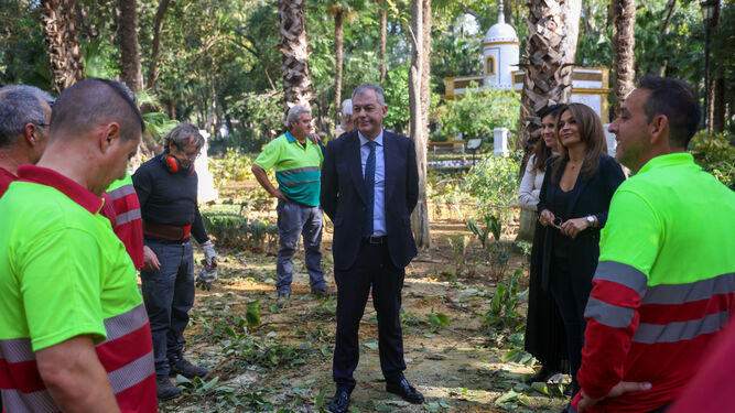 El alcalde, José Luis Sanz; junto a la delegada Evelia Rincón y los jardineros en el Parque de María Luisa.