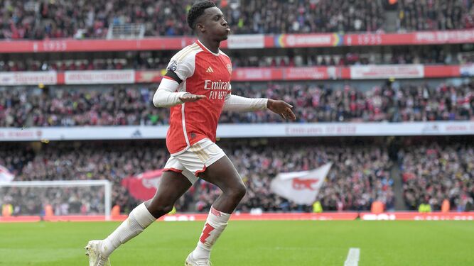 Nketiah celebra el segundo gol de su cuenta con el Arsenal en el atestado Emirates Stadium.