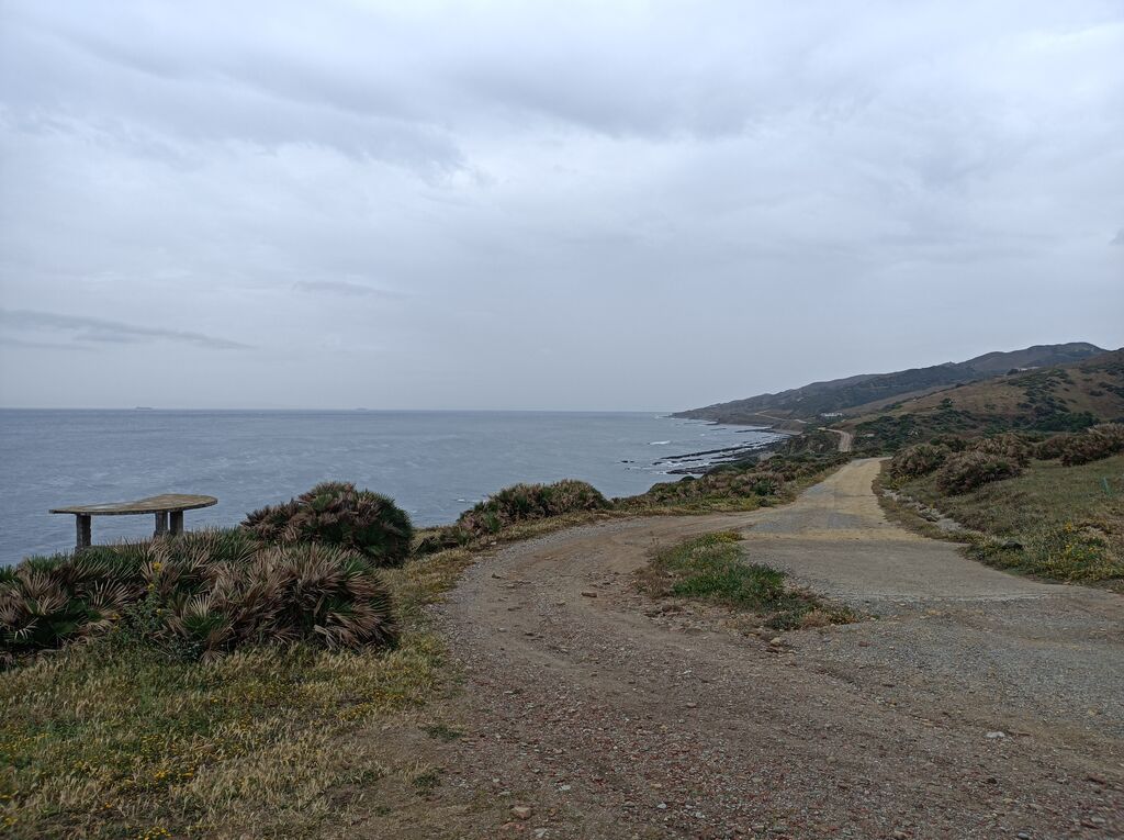 El sendero avanza por una c&oacute;moda pista de tierra a pocos metros de la l&iacute;nea costera.