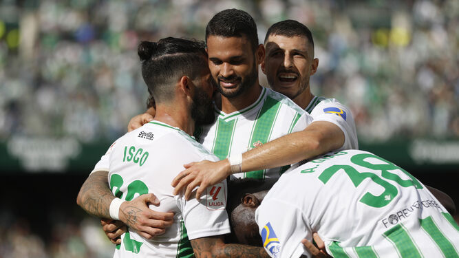 Isco, Assane, Guido y Willian José celebran el gol del brasileño.