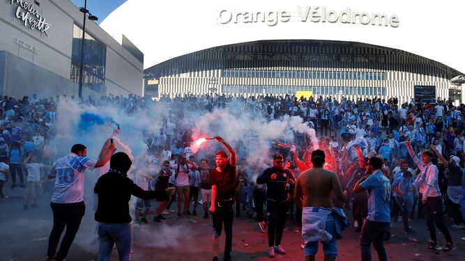 Aficionados radicales del Olympique de Marsella, en las afueras del Vélodrome.