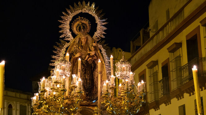 La Virgen del Amparo en su procesión