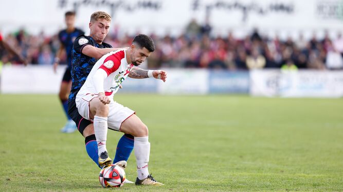 Darío presiona a Ángel Luis durante el Quintanar-Sevilla de Copa.