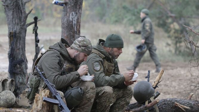 Un grupo de soldados ucranianos come en el frente.