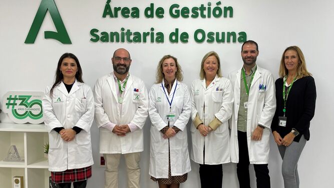 El nuevo equipo directivo del Área de Gestión Sanitaria de Osuna, al completo, con María Belén Lozano en el centro.