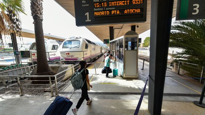 Viajeros en uno de los andenes de la estación de Algeciras se disponen a embarcar con dirección a Madrid