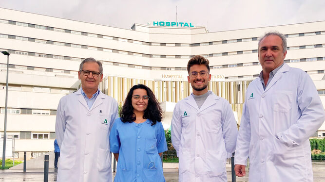 Premiados y parte del equipo de Servicio de Anestesiología del Hospital Virgen Macarena.