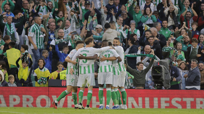 Todo el Betis celebra el gol de Ayoze con el beticisimo en estado de euforia total.