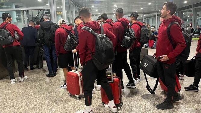 Los jugadores del Sevilla, en el aeropuerto.
