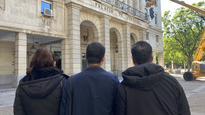 Los tres denunciantes, en la Audiencia de Sevilla después del juicio.